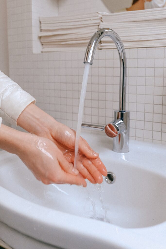 غسل اليدين بالماء الجاري